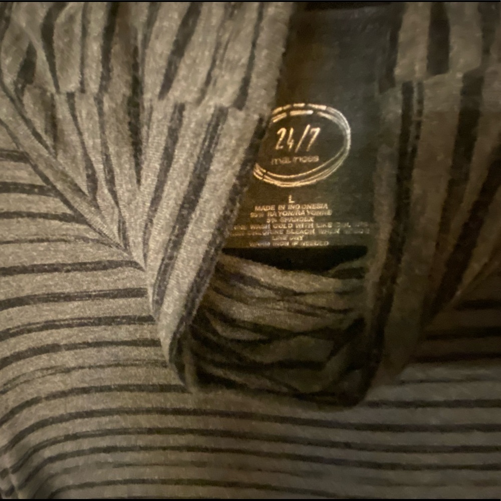 🦋 EUC Maurice’s mock neck long sleeve top - Picture 2 of 2